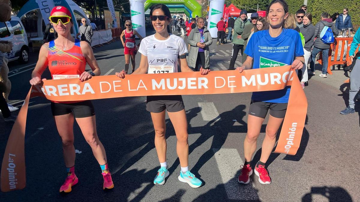 Las tres corredoras que primero han cruzado la meta de la Carrera de la Mujer