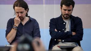 Alberto Garzón junto a Pablo Iglesias.