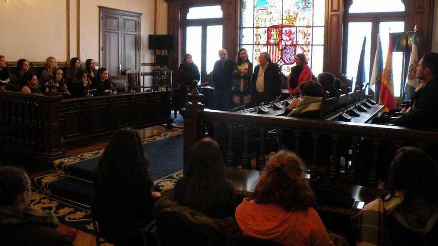 Los estudiantes fueron recibidos en el Concello por la alcaldesa, María Ramallo. // S.A.