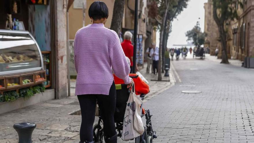 Una mujer en silla de ruedas en Palma.