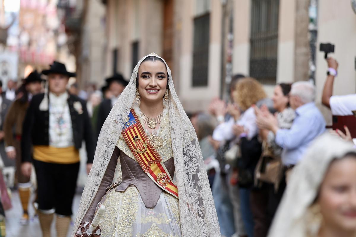 Carmen, Marta y la corte en la procesión de la Virgen de los Desamparados