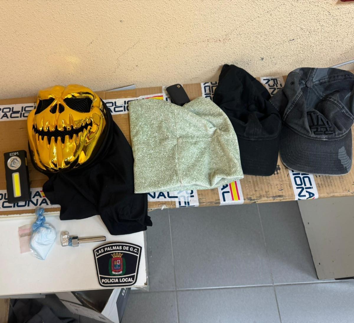 Objetos incautados a los dos ocupantes del vehículo robado.