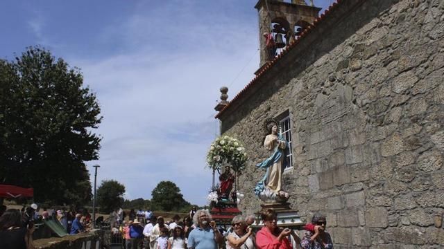 Dous intres das celebracións relixiosas, con procesión, na festa en honra de Santa Margarida. Escudo, (á esquerda) hórreo e pombal e capela do pazo de Carricoba e, (á dereita) Foto e fotogrametría da inscrición e o relevo da fachada da igrexa.  | ÁLEX NEGREIRA / DANIEL G. ALÉN