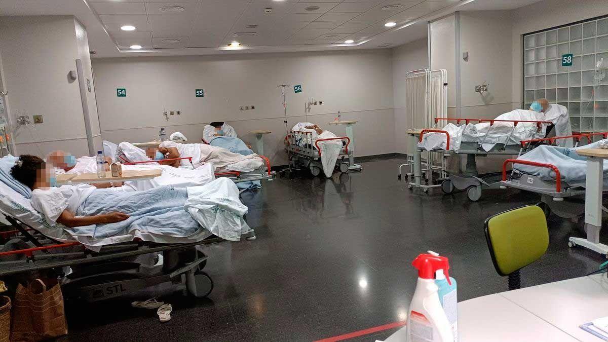 In der Notaufnahme in Son Espases warten Patienten darauf, auf ein Stationszimmer zu kommen.
