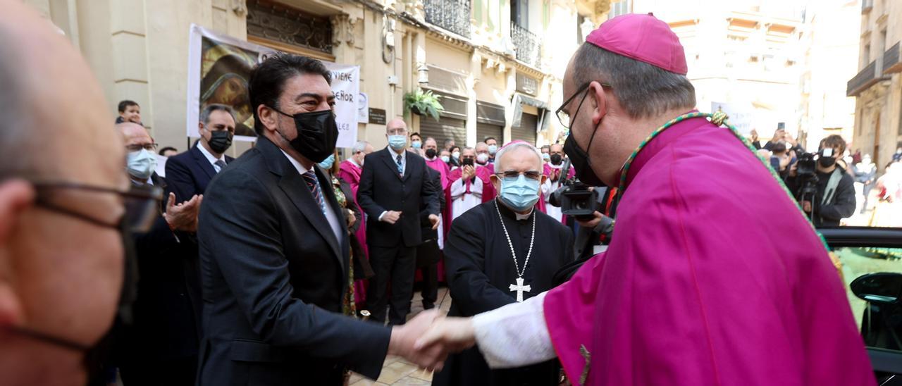 El alcalde Barcala y el obispo Munilla se saludan a las puertas de la Concatedral de San Nicolás