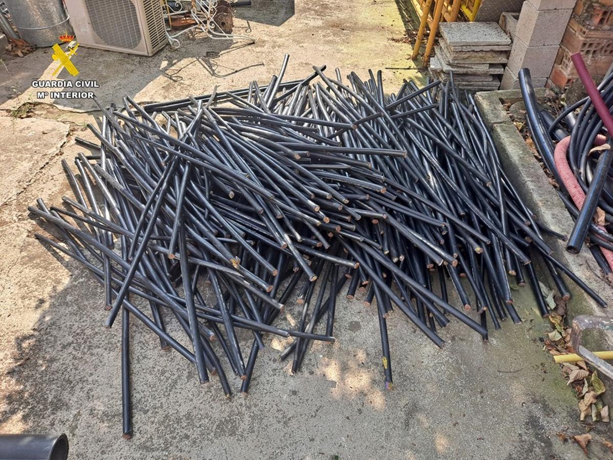 Los cables ya cortados que se encontraron en l'Atzúbia