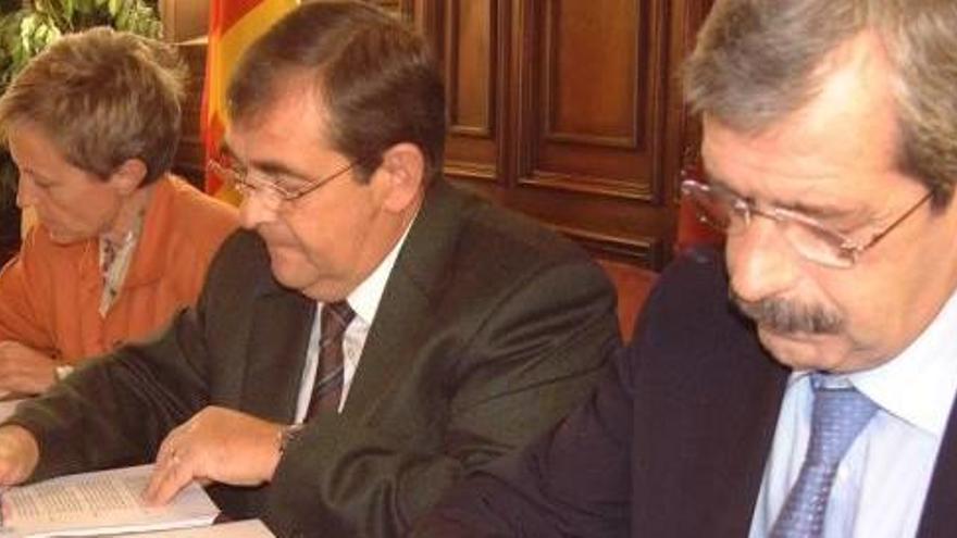 Firma de l&#039;acord, el 2006, entre l&#039;alcalde cardoní i el representant d&#039;Ercros