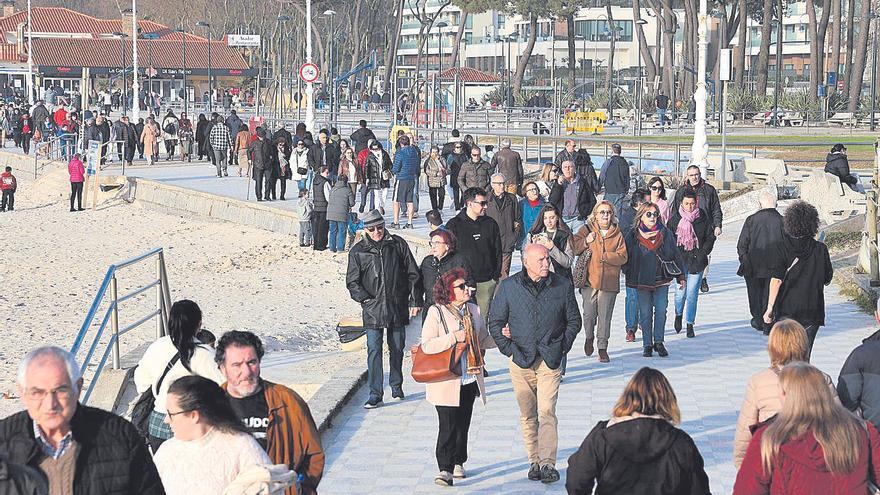 Gente en el paseo de la playa de Samil, en Vigo, el pasado día 12 de enero.