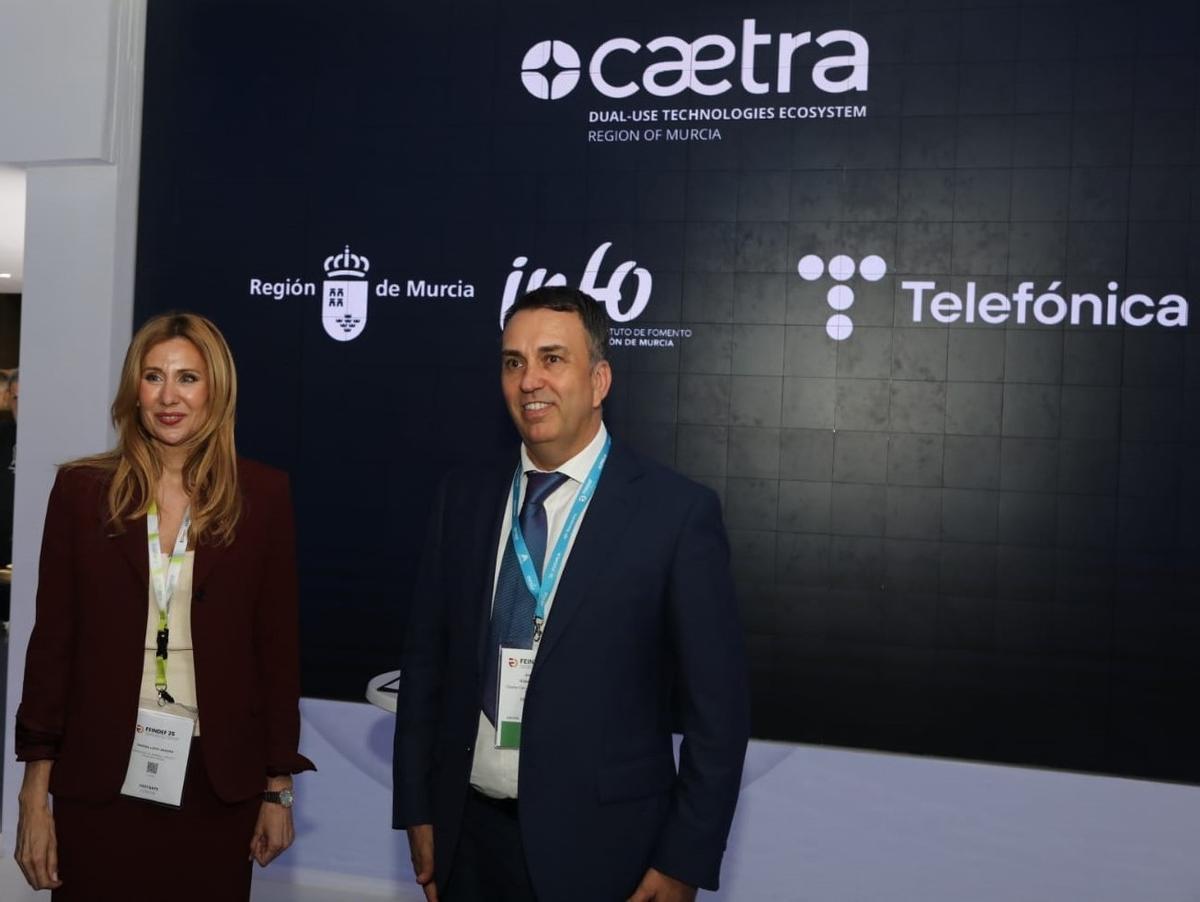 La consejera López Aragón, junto al director de Defensa y Seguridad de Telefónica, Javier López Gutiérrez