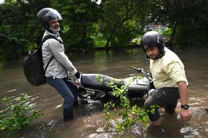 El aumento del nivel del agua del río Yamuna después de las lluvias monzónicas en Nueva Delhi.