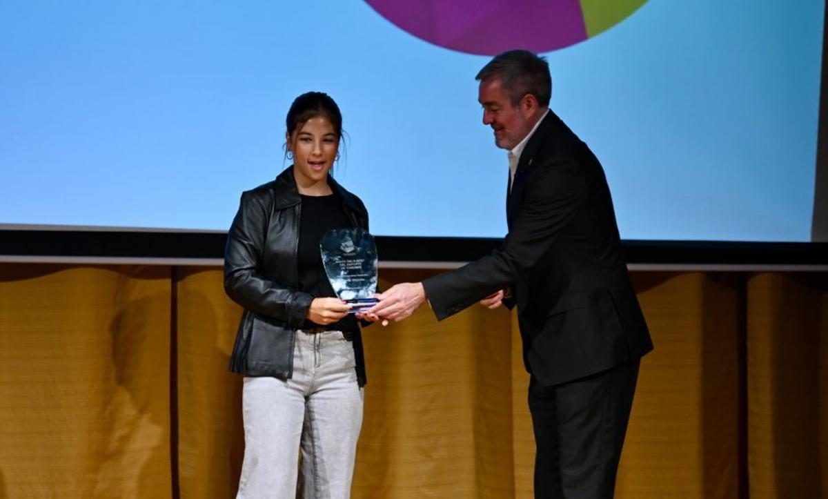 Marta Mansito recibe su premio de manos de Fernando Clavijo. | E. D.
