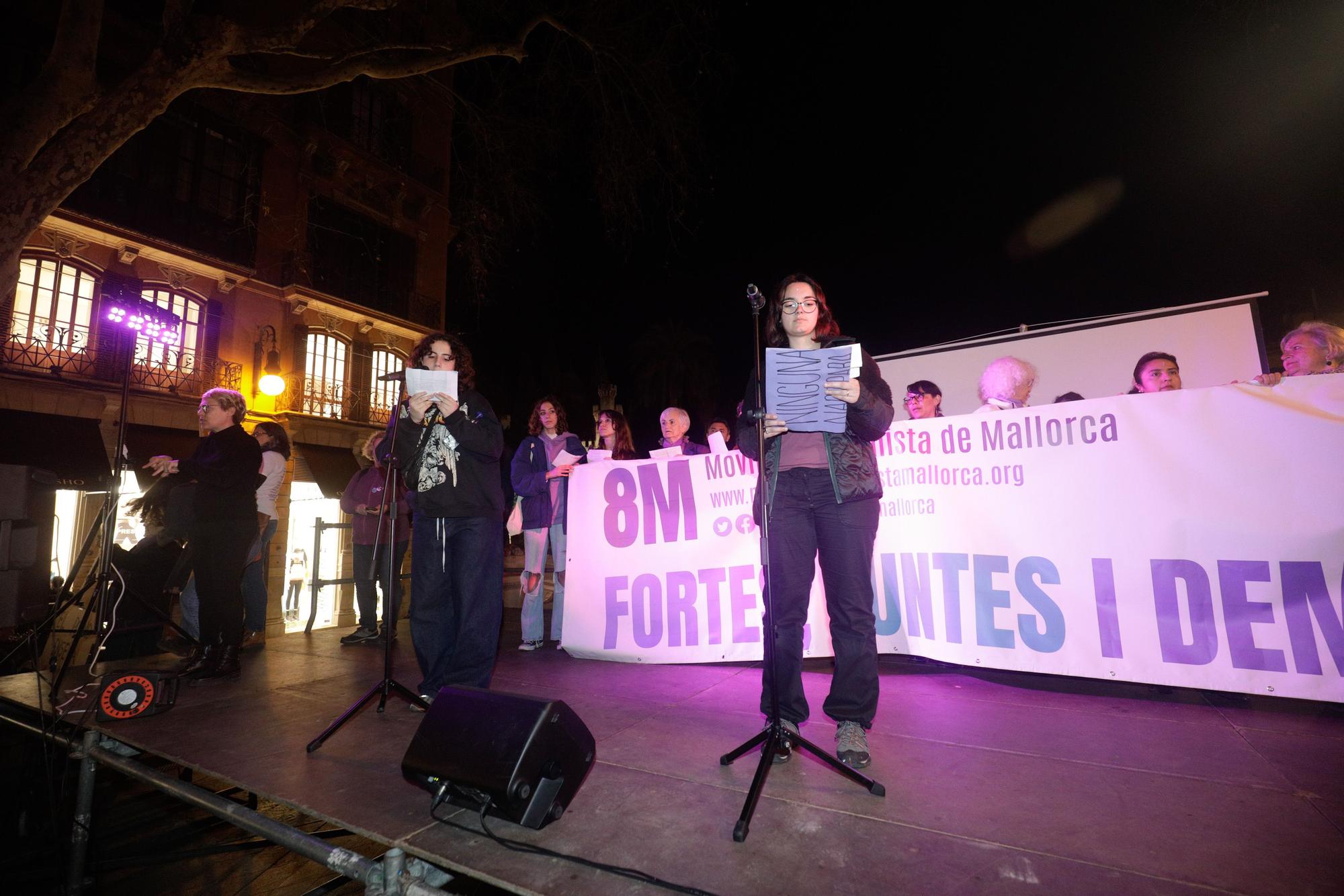 Miles de personas recorren Palma en la manifestación feminista del 8M