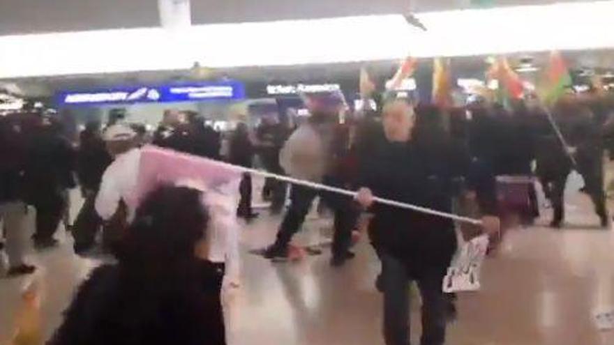 Batalla campal entre turcos y kurdos en el aeropuerto de Hannover