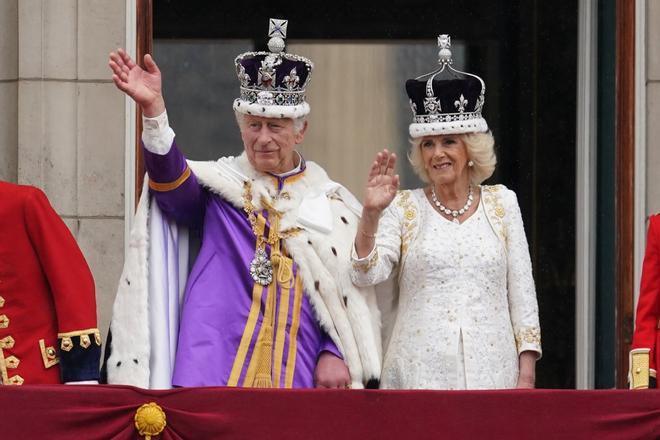 El rey Carlos III y la reina Camila saludan desde el palacio de Buckingham