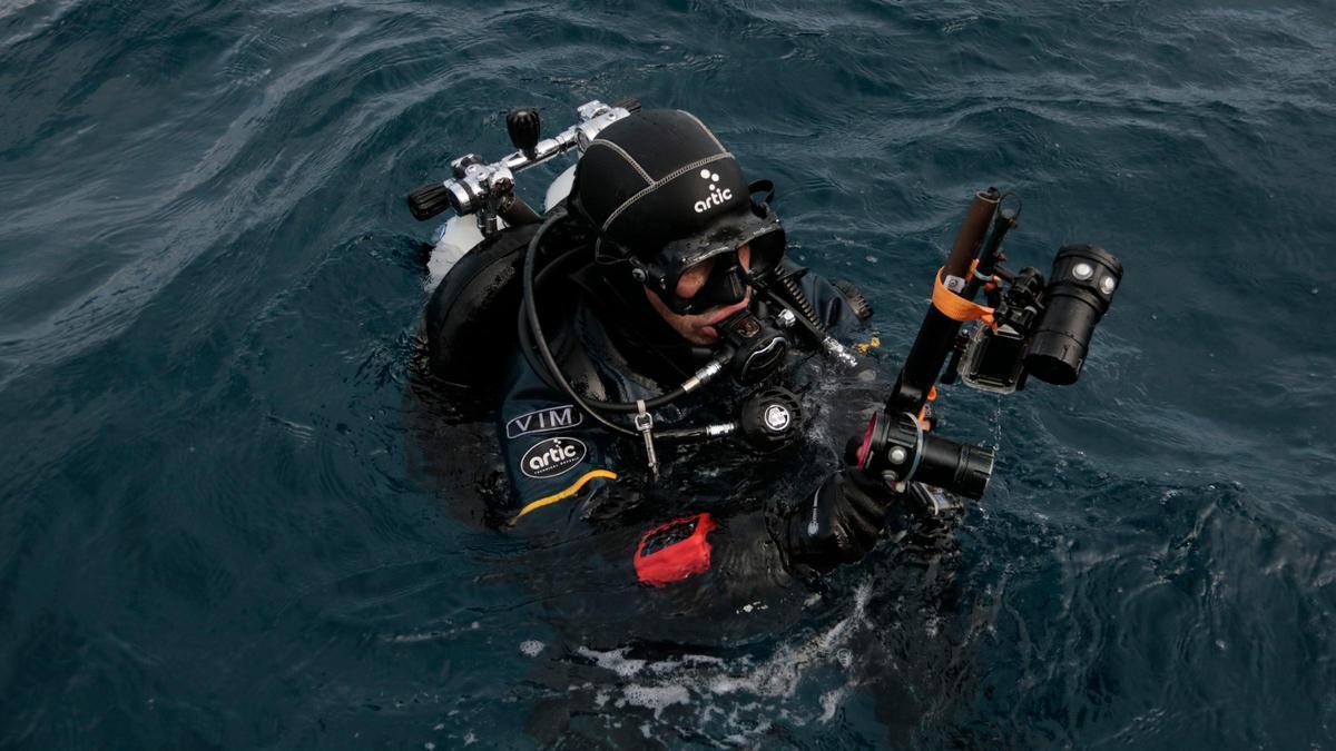 El director del projecte Thalassa Albert Vim, abans de la immersió a l'Ametlla de Mar.