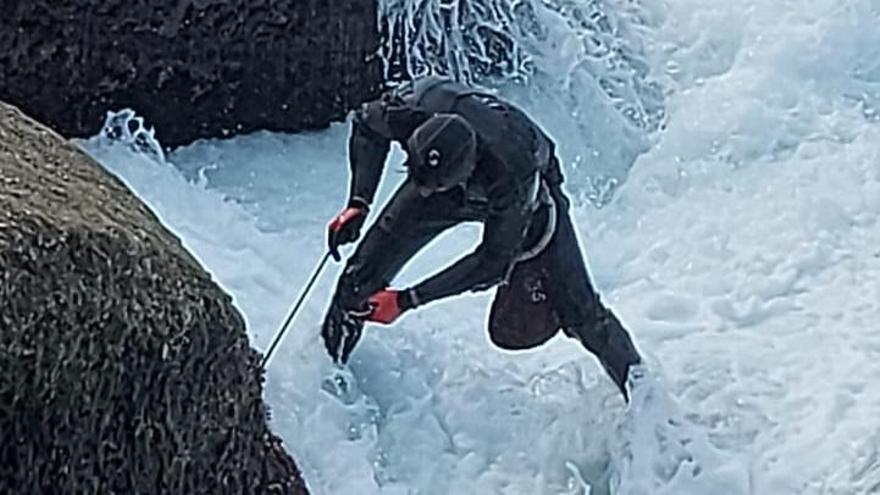 Un percebeiro de la Cofradía de Bueu trabajando en la zona de Cabo Udra hace unos días.