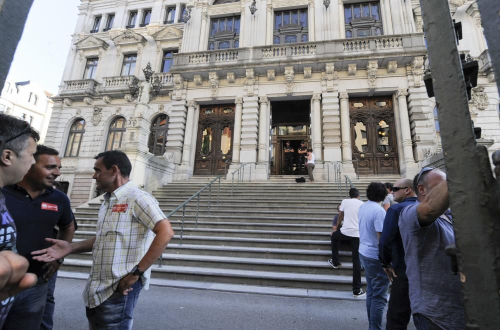 Trabajadores de la Compañía Minera Astur Leonesa se encierran en la Junta