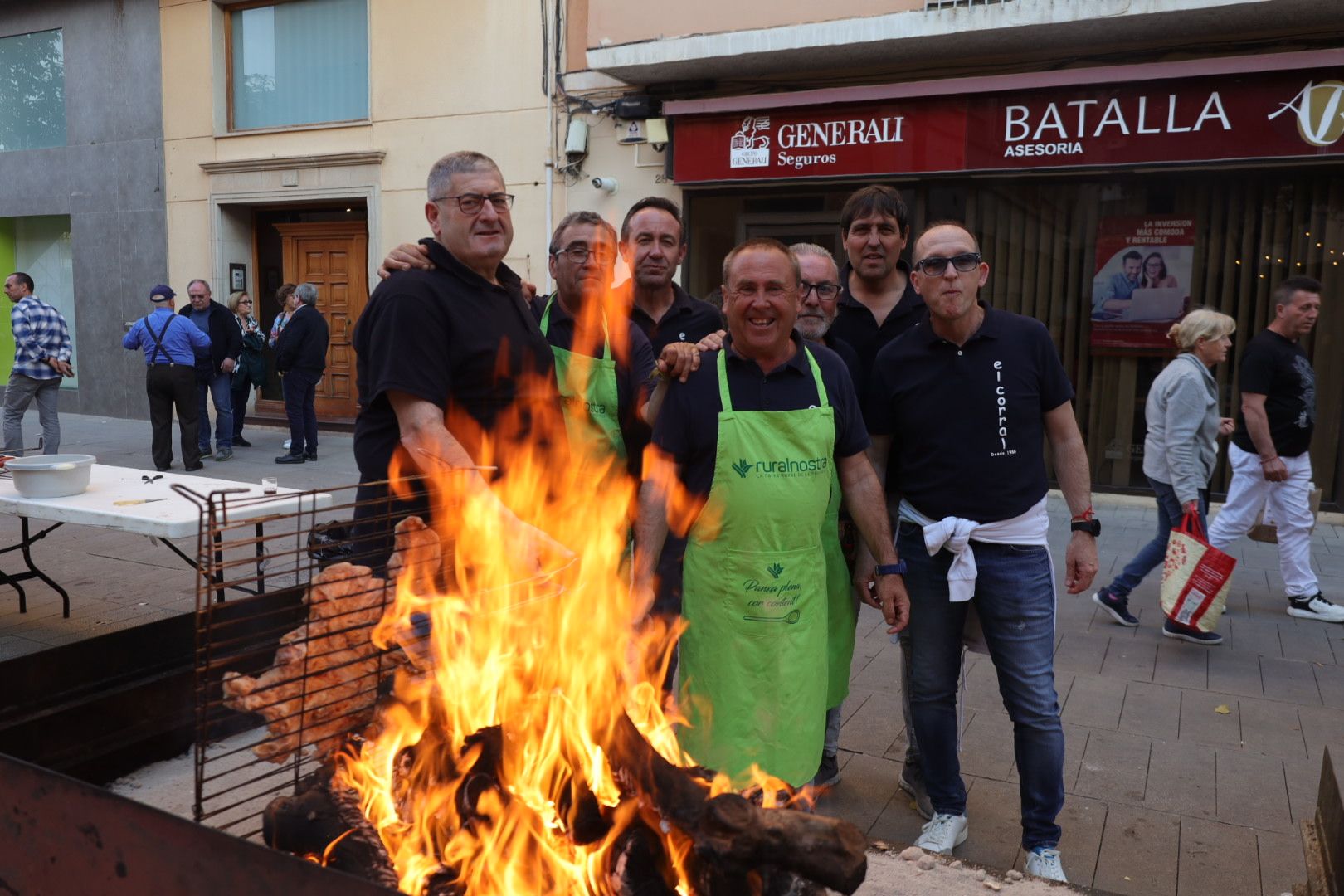 FOTOGALERÍA I Las imágenes de la Nit de la Xulla y del encuentro de elaboración de allioli de las fiestas de Vila-real