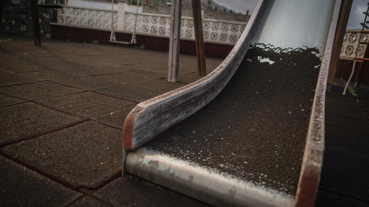 La ceniza del volcán cubre un parque cercano a la zona de la erupción en La Palma.