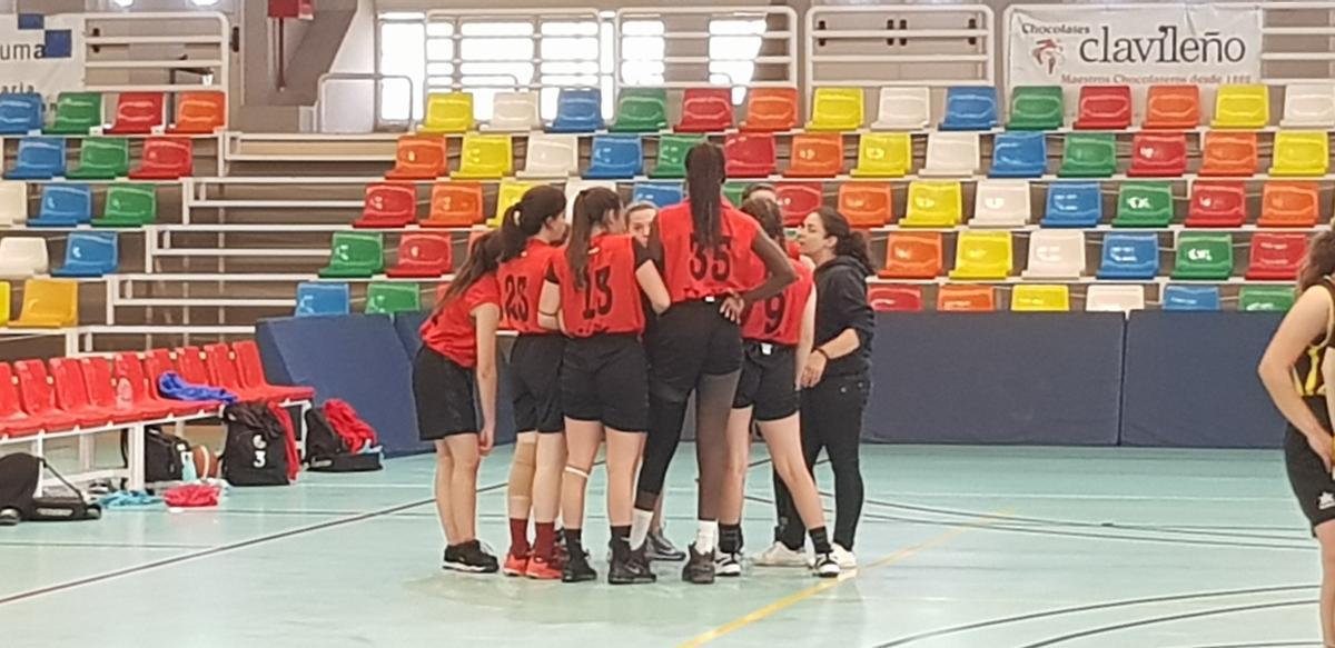 Awa Fam en edad de alevín jugando con el Infantil de segundo año de MªCarmen Sempere.