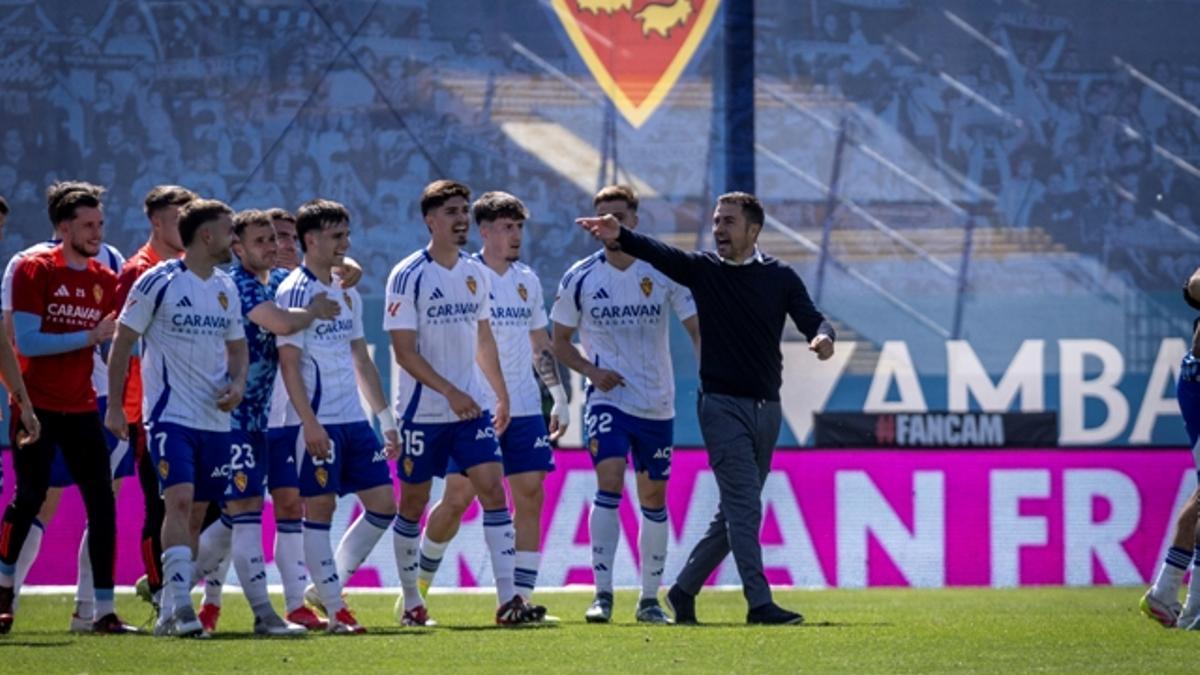 Gabi, junto a sus jugadores al término del partido del pasado domingo ante el Mirandés.