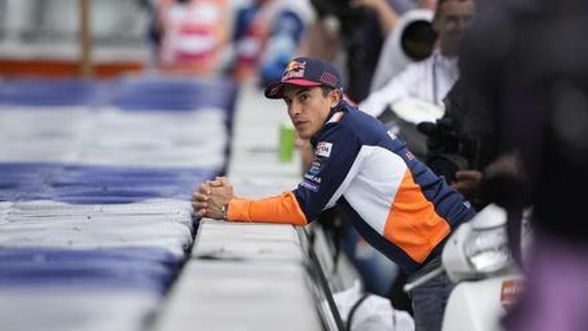 Marc Márquez contempla a los pilotos de MotoGP en Spielberg, el día que volvió al Mundial como espectador, antes de subirse, semanas después, a su Honda.