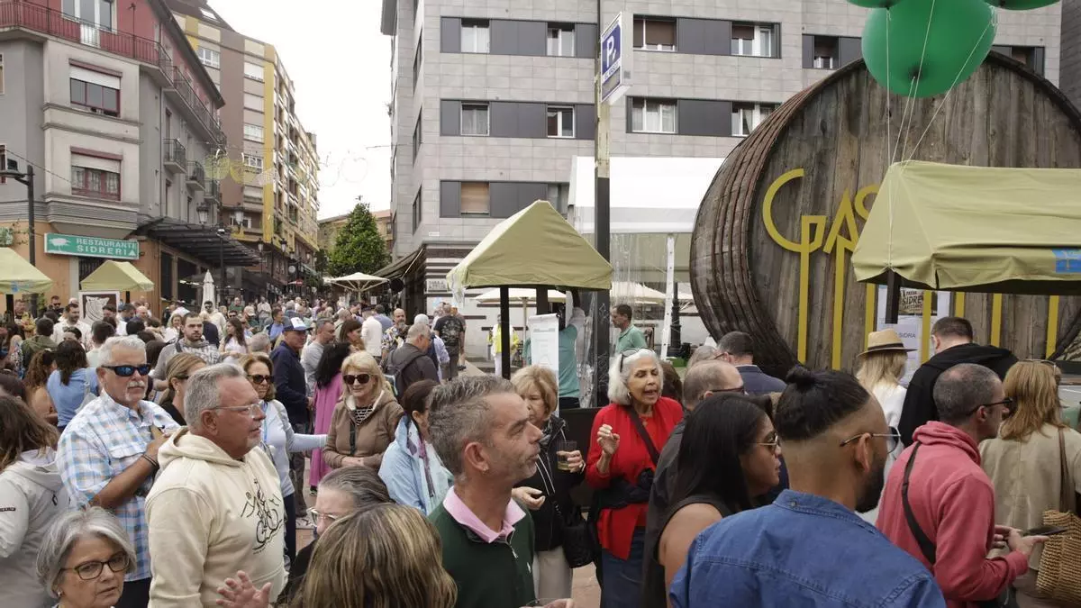 La preba de la sidra calienta motores: los productores caseros gijoneses revalidan el título al mejor producto