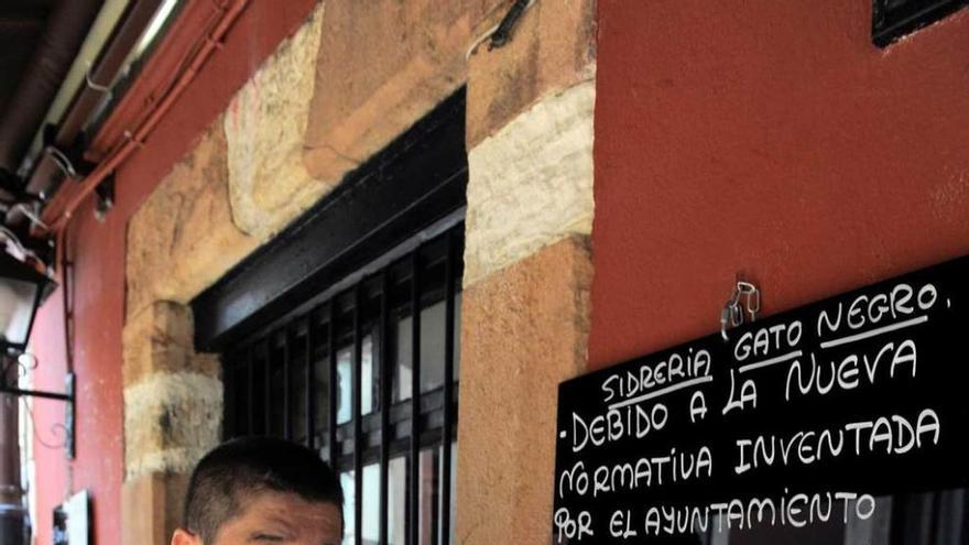 Iván Gasalla, ayer, junto al letrero a la entrada de su local.