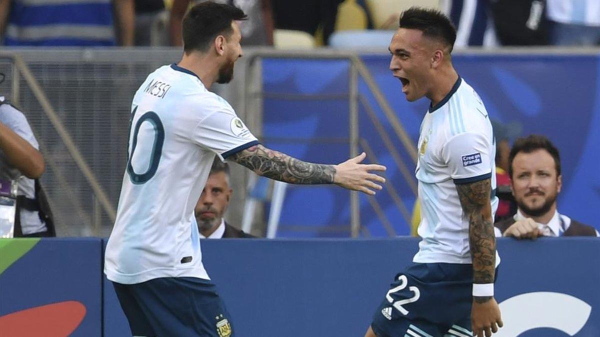 Messi celebra con Lautaro el gol que abrió el camino de la victoria