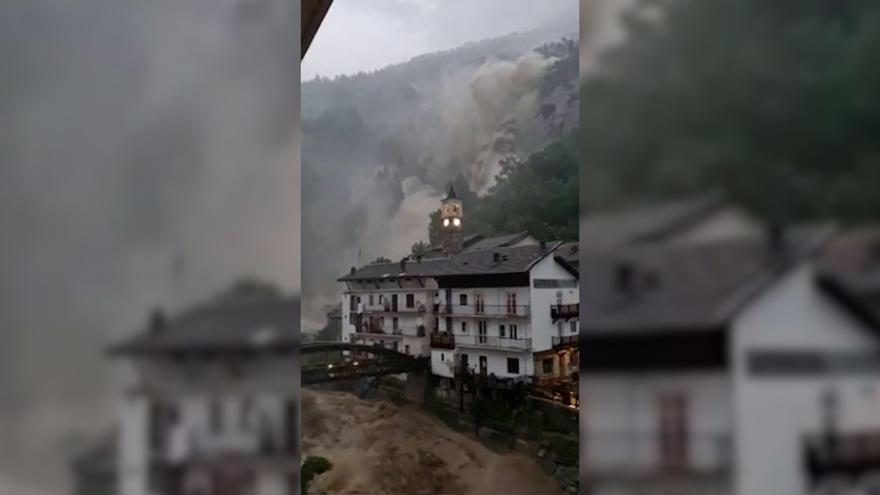 Impactantes imágenes de una localidad italiana siendo atravesada por un fuerte torrente de agua