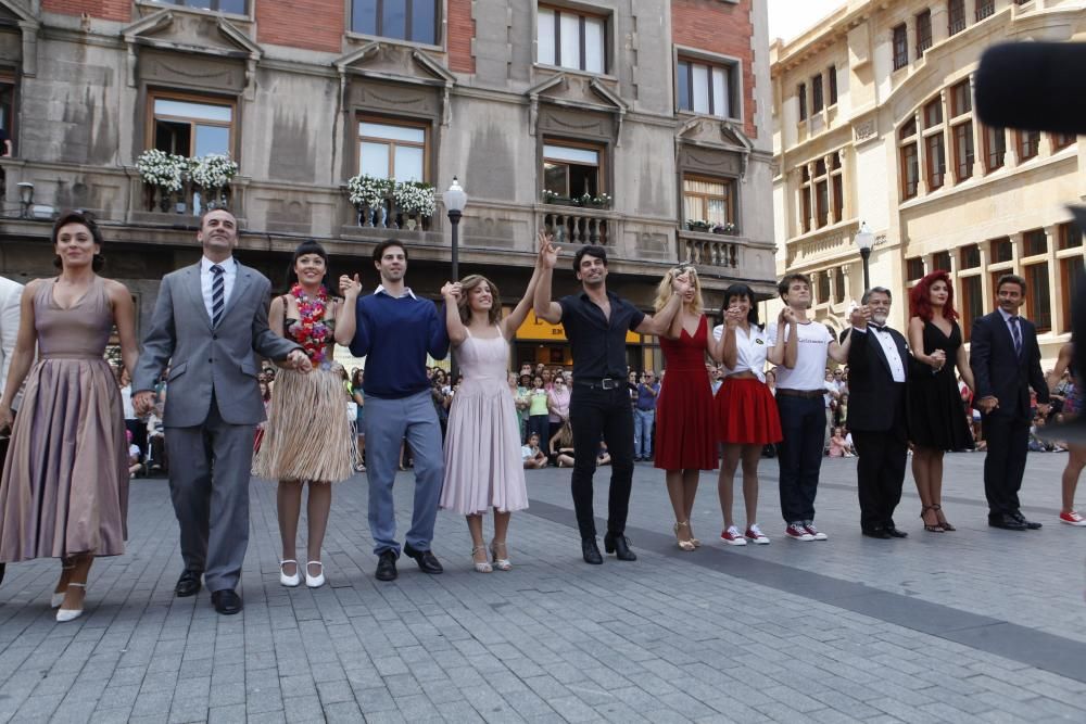 Los artistas del musical "Dirty dancing" hacen una exhibición en la calle en Gijón.