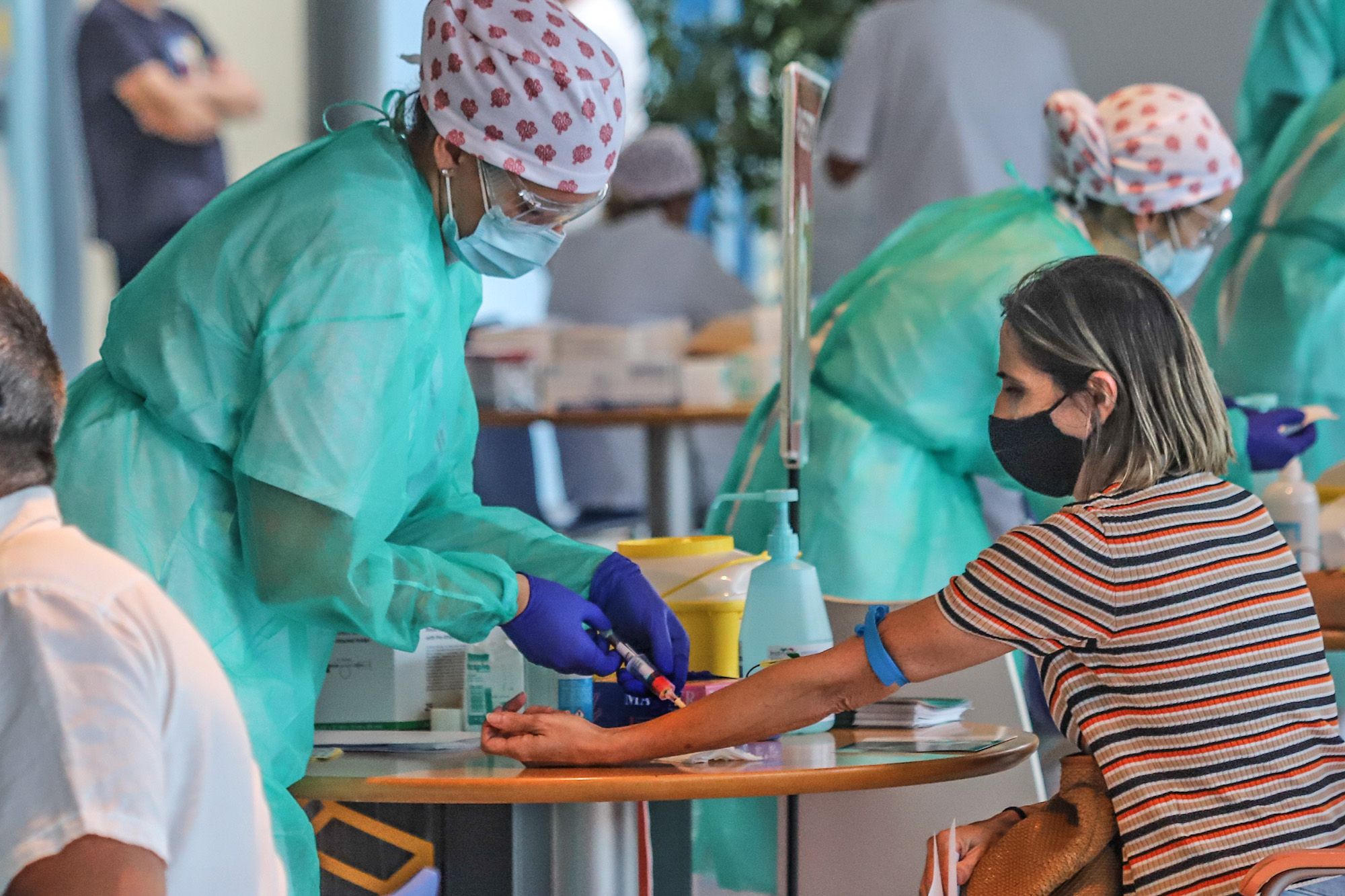 Torrevieja realiza test rápidos de covid a 1.500 profesores y personal no docente de todos sus centros educativos tras la polémica con la Generalitat