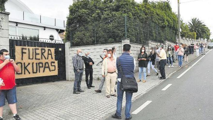 Protesta de vecinos por la ocupación de un chalé en A Zapateira el mes pasado.