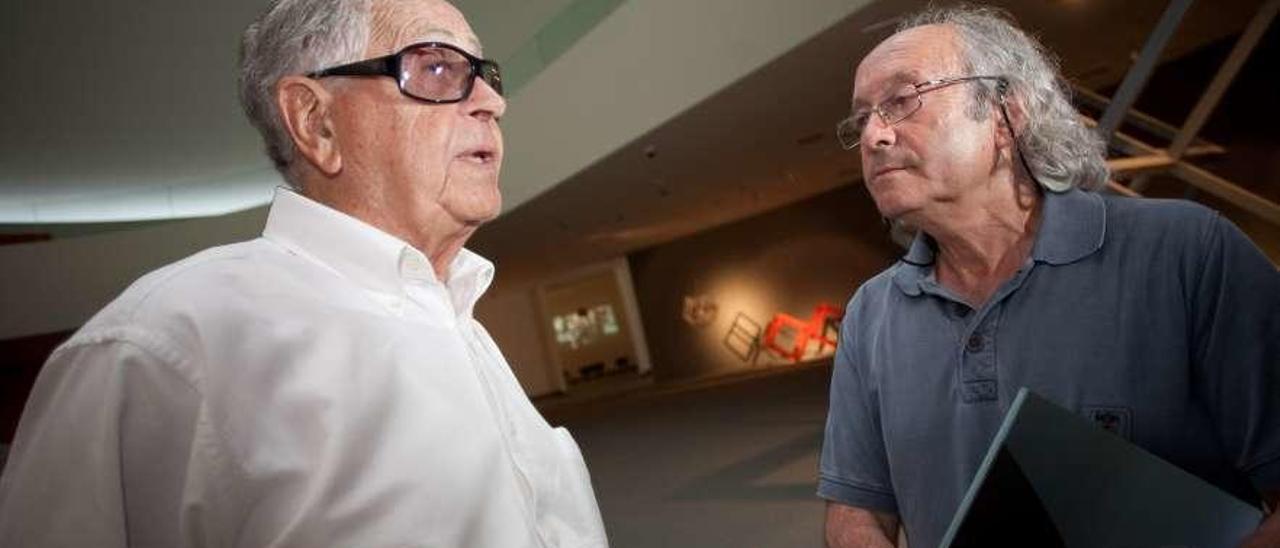 Martín Chirino conversa con Herminio en el Niemeyer en una visita a la exposición del escultor asturiano en 2012.