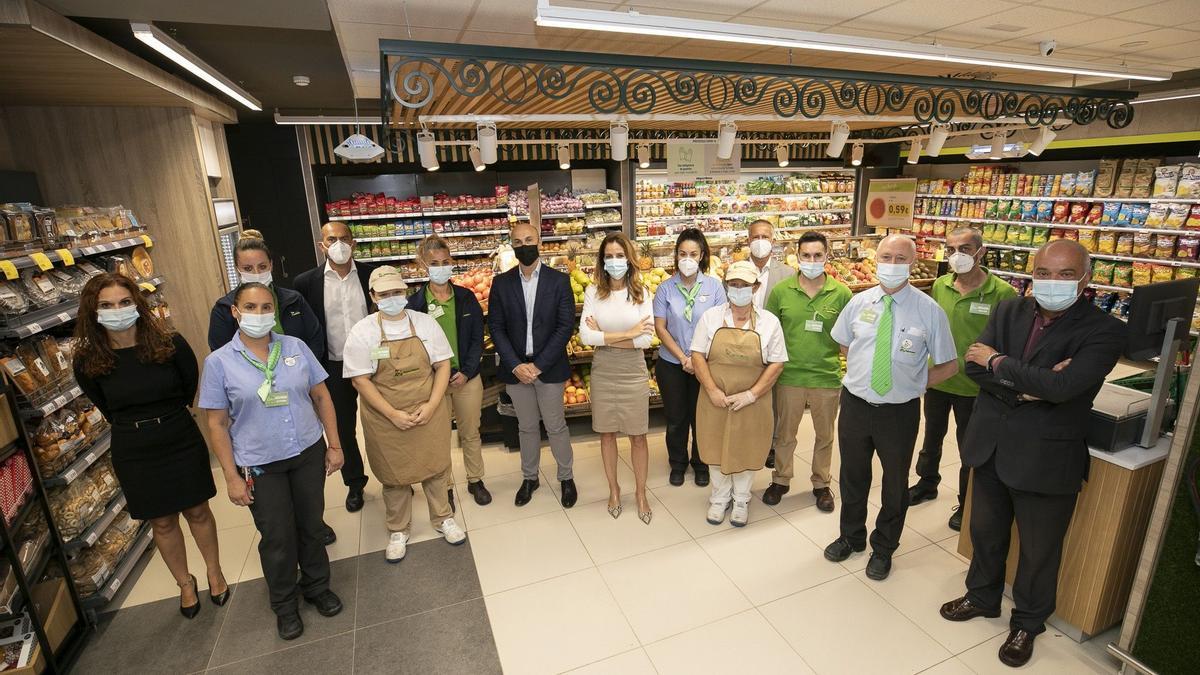 Olivia Llorca, directora Comercial y de Operaciones, y Carlos García, director de Marketing y Comunicación, acompañados de parte del personal de la tienda