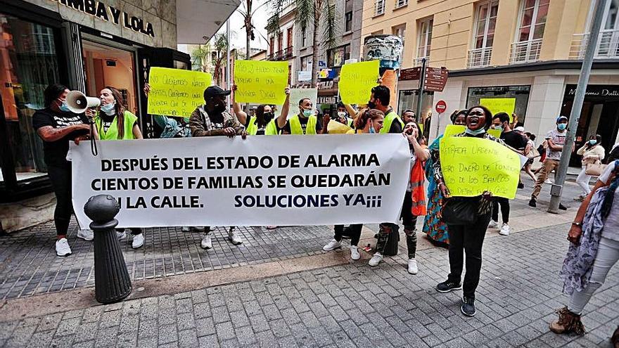 Un momento de la concentración cerca del Parlamento de Canarias. | | MARÍA PISACA