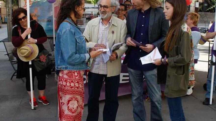 Llamero, Fernández y Elizondo conversan con una zamorana.