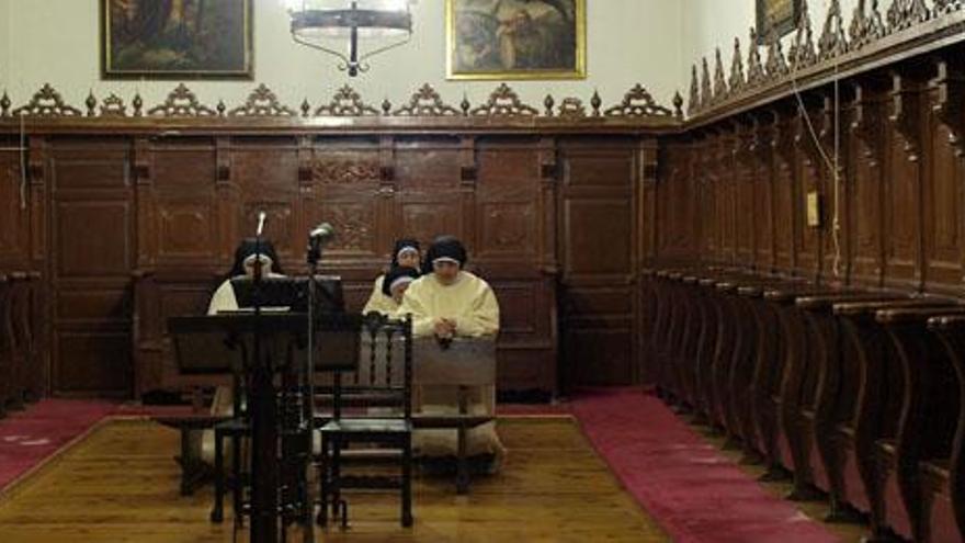 Hermanas del Convento de Santa Sofía orando en el coro.