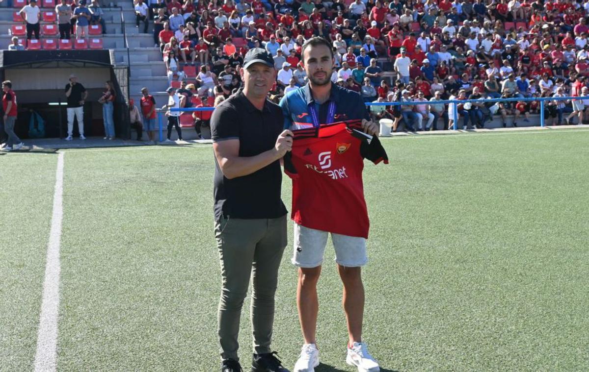 El marchador Manuel Bermúdez es homenajeado antes del partido. | J .B.