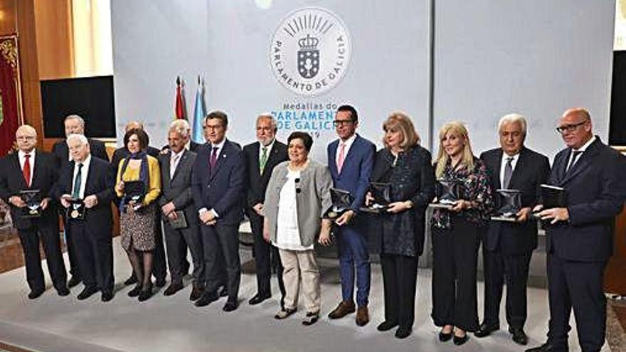 Los galardonados con las Medallas del Parlamento, con Feijóo y Santalices en el centro