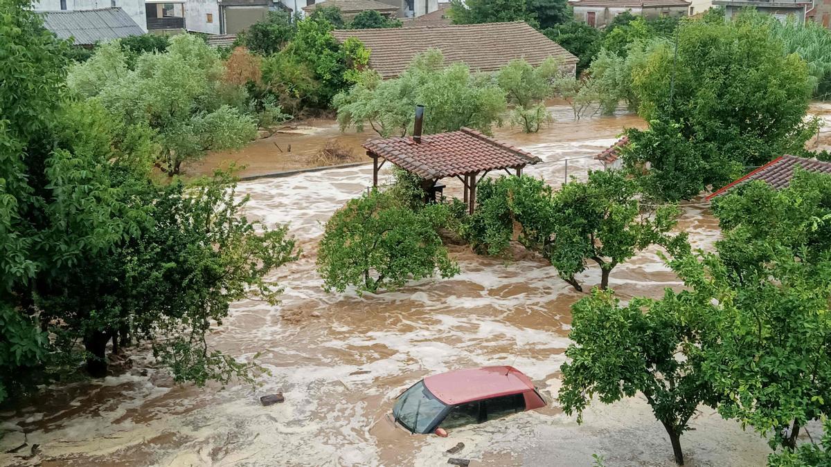 Un coche arrastrado por las inundaciones en Volos (Grecia), este martes