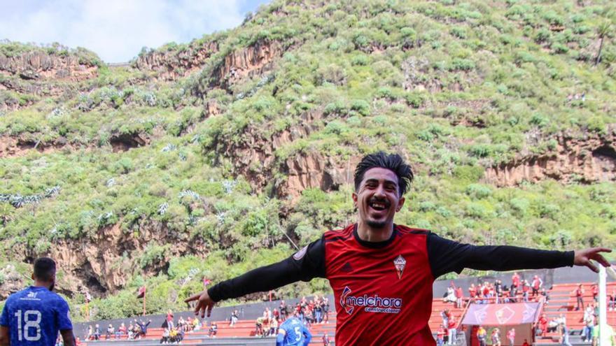 Toni Robaina celebra el 1-0 a favor del Mensajero.  | | JOSÉ AYUT