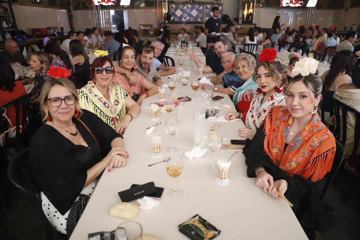 Grupos de amigos y familiares disfrutan de la feria de día