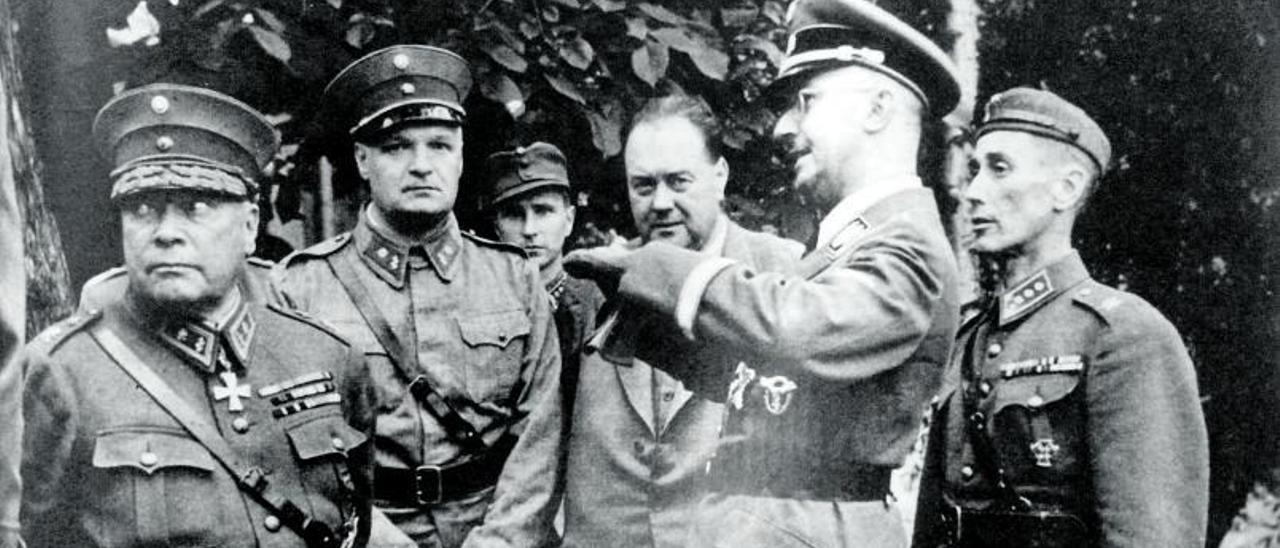 El jefe de las SS posa junto con otros líderes nazis y con su médico, Kersten (vestido de civil), en Finlandia. | ELD
