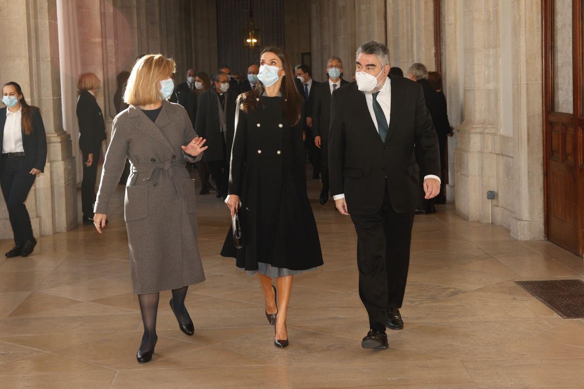 La reina Letizia, con abrigo de Carolina Herrera