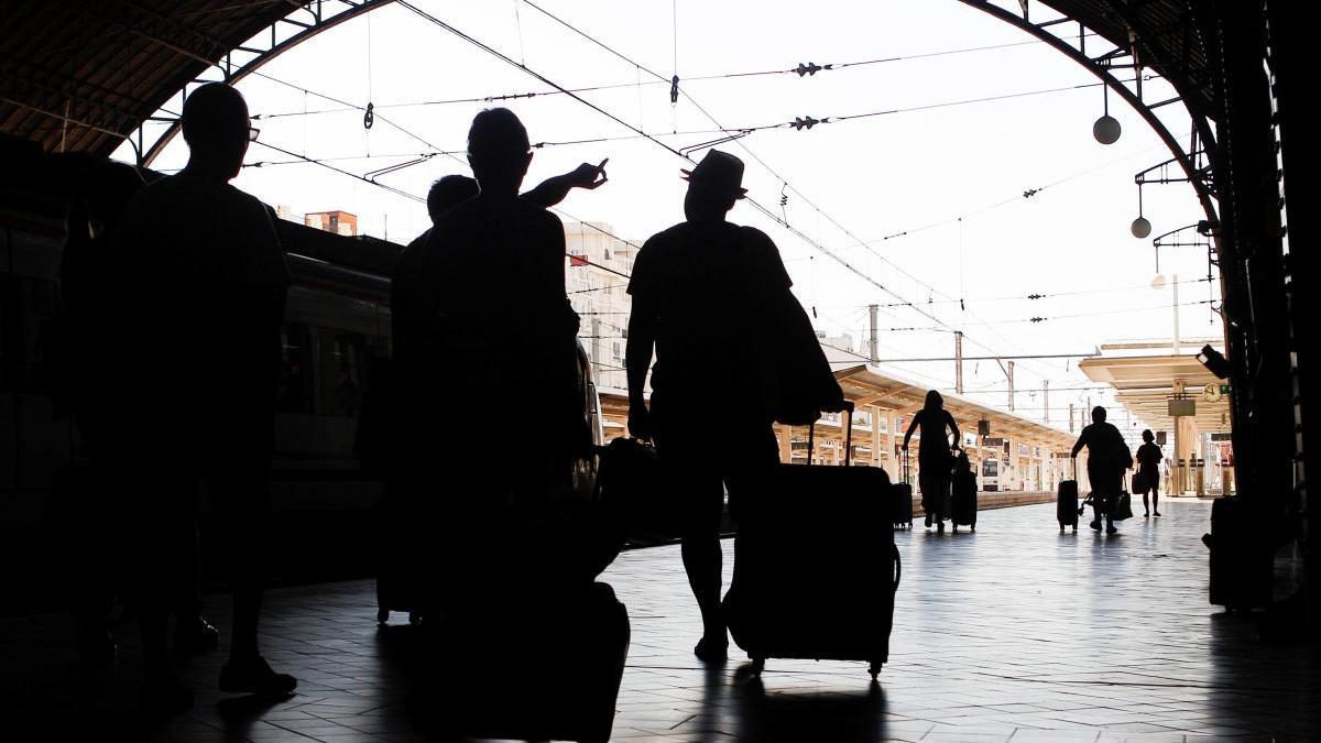 Una sentencia obliga a Renfe a indemnizar a una pasajera a quien le cayó una maleta en la cabeza.