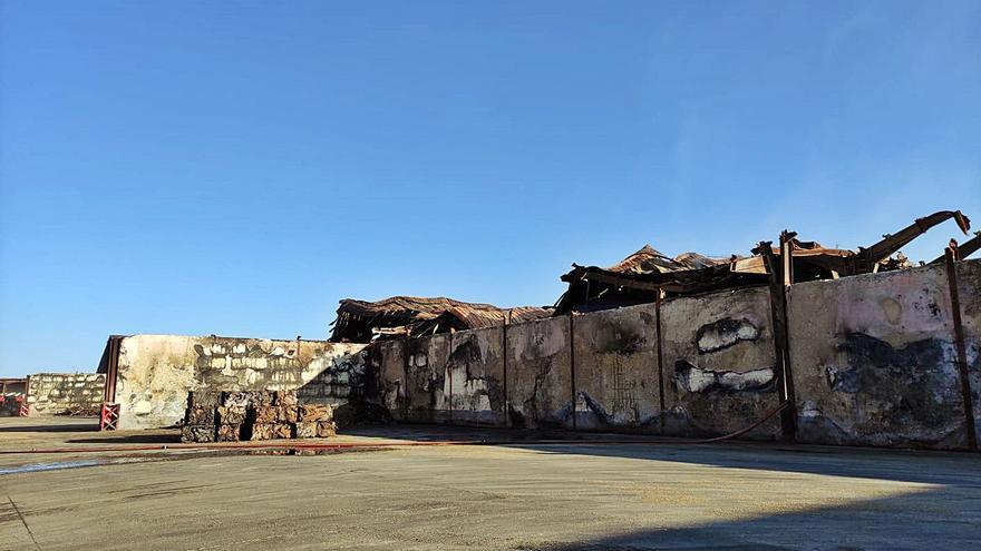 Un mes después del fuego en Cobadu quedan aún 30 días para despejar la zona afectada