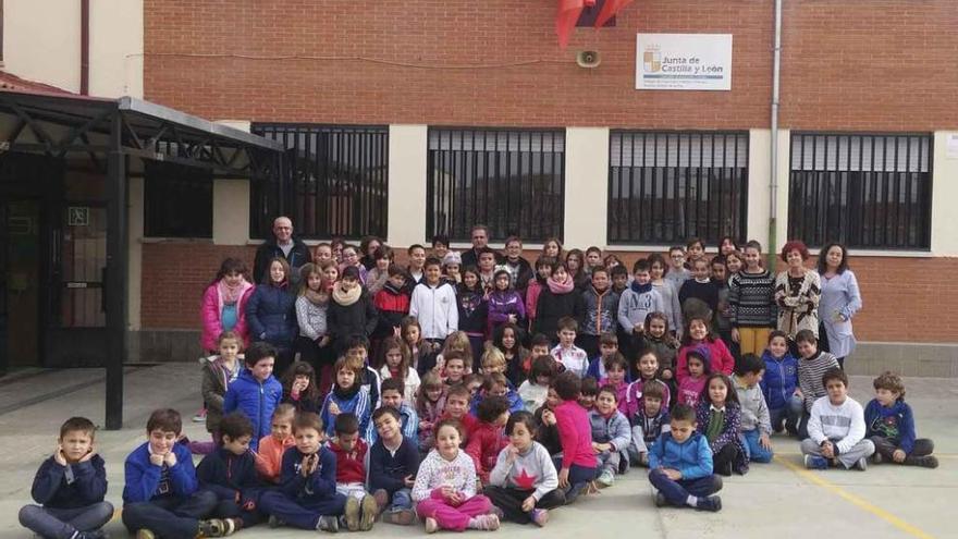 Alumnos y profesores del colegio de Villaralbo posan en el patio del centro.