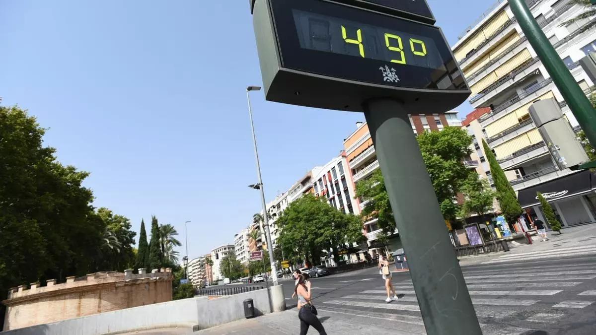 Un termómetro marca 49 grados en la zona de Puerta Gallegos, en Córdoba, el verano pasado.