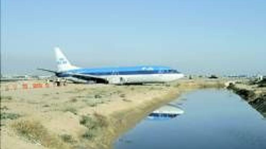 Año 2004: un Boeing junto a la acequia en El Prat